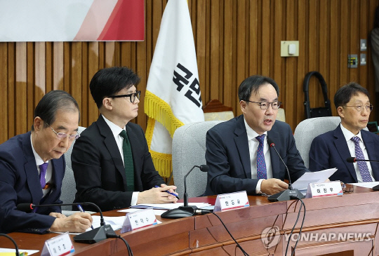 11일 국회에서 열린 '여야의정 협의체' 1차회의에서 이진우 대한의학회장이 인사말을 하고 있다. 왼쪽부터 한덕수 국무총리, 국민의힘 한동훈 대표, 이진우 대한의학회장, 이종태 KAMC 이사장. 연합뉴스